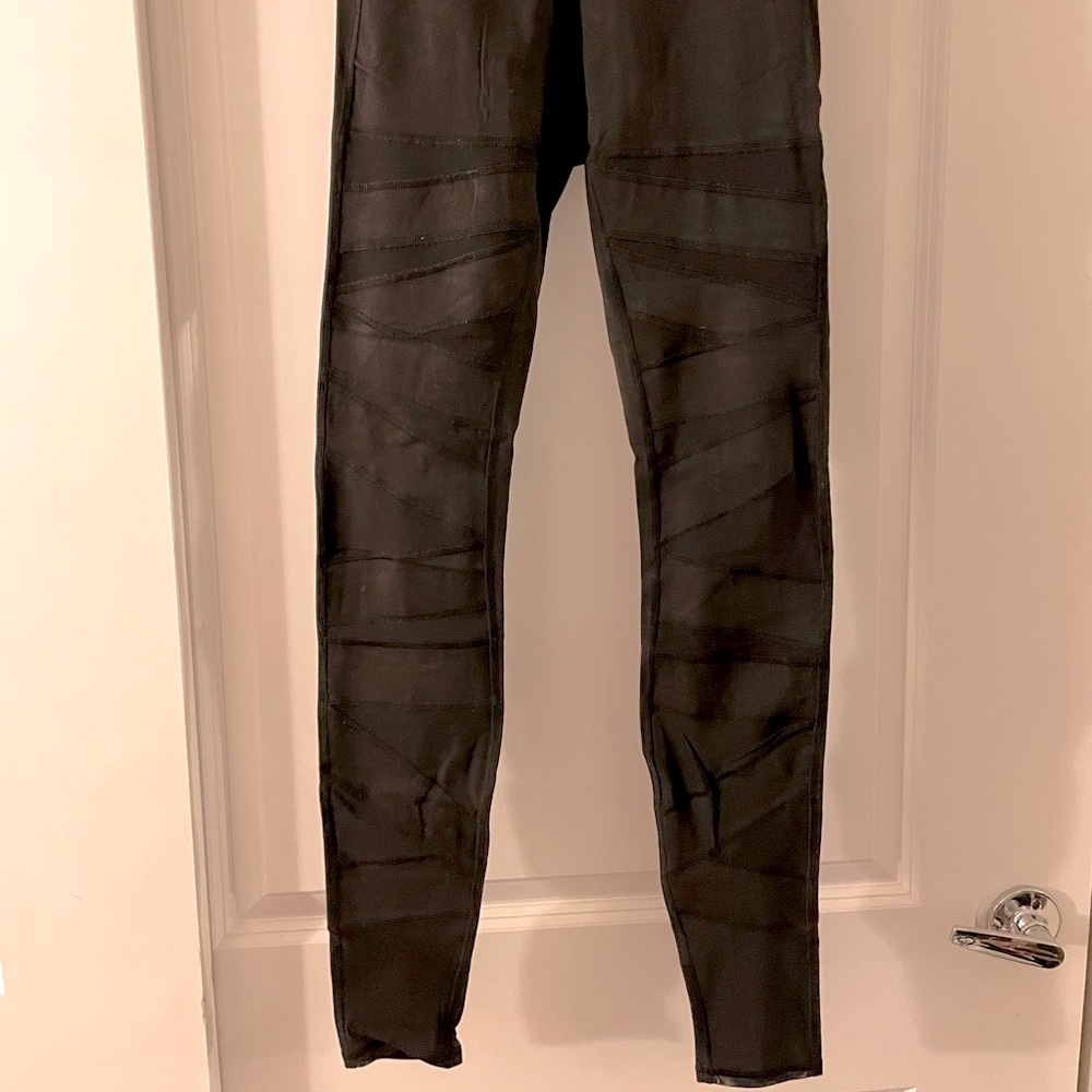 Reveal tight Lululemon Wunder Under mesh legging